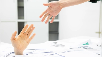  Im Meer der Mahnungen ertrunken, so geht es vielen, die ihre Finanzen nicht mehr überblicken.  (Foto: Evi Lemberger)