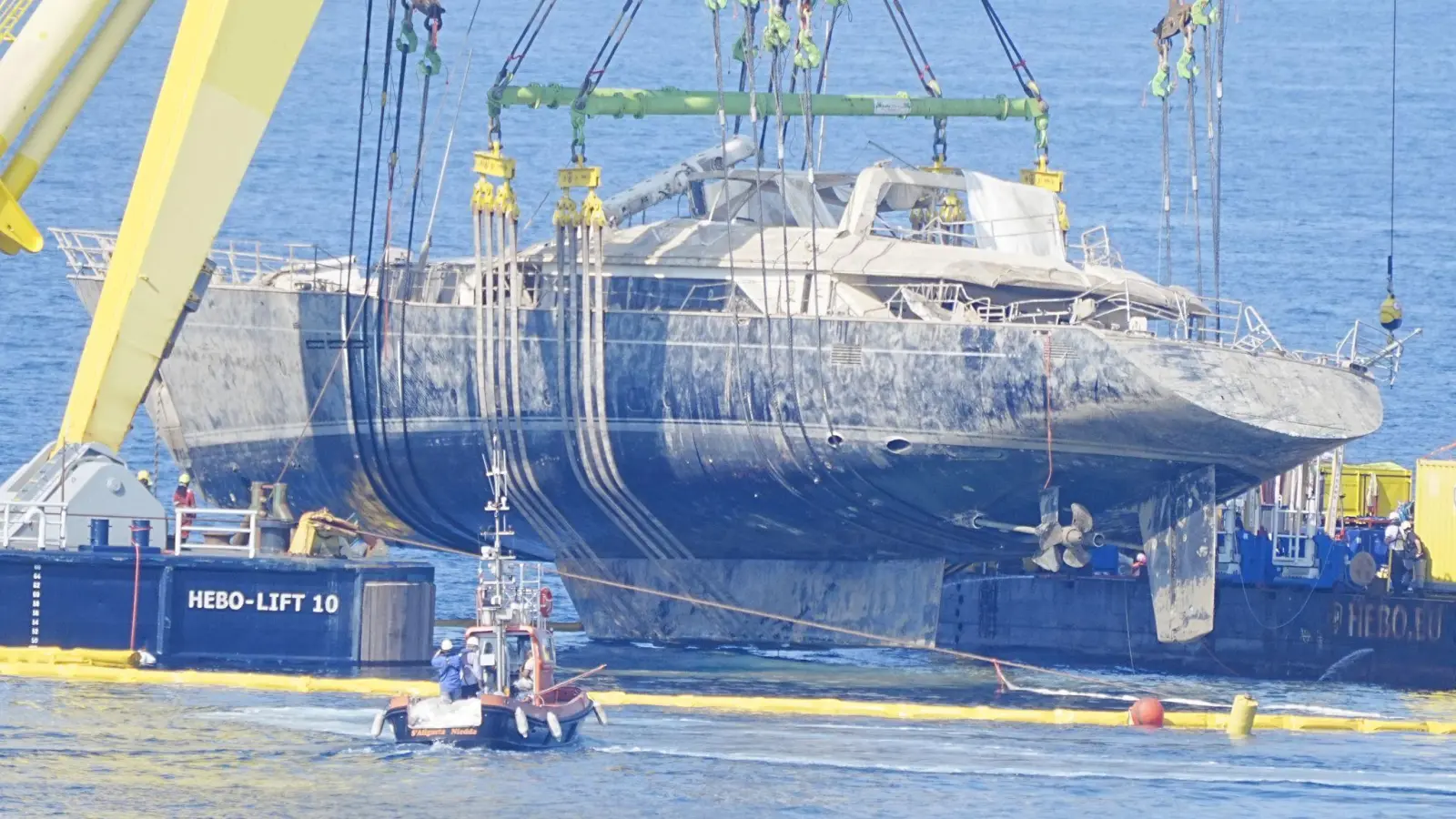 Nach zehn Monaten wurde die Luxusyacht komplett aus dem Wasser gehoben. (Foto: Peter Byrne/PA Wire/dpa)