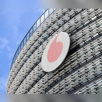 Das Vodafone-Logo an der Deutschlandzentrale des Telekommunikationskonzerns in Düsseldorf. (Archivbild) (Foto: Federico Gambarini/dpa)