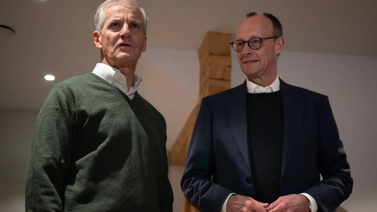 Gleich nach der Ankunft traf sich der Kanzler mit Norwegens Regierungschef zum Vier-Augen-Gespräch. (Foto: Soeren Stache/dpa)