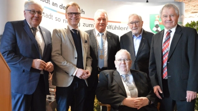 Gratulierten Bernd Schnizlein (vorne, sitzend) zur Goldenen Bürgermedaille (von links): Alt-Landrat Helmut Weiß, Landrat Dr. Christian von Dobschütz, Bürgermeister Klaus Meier, Alt-Bürgermeister Dr. Wolfgang Mück und Alt-Landrat Walter Schneider (Foto: Patrick Lauer)