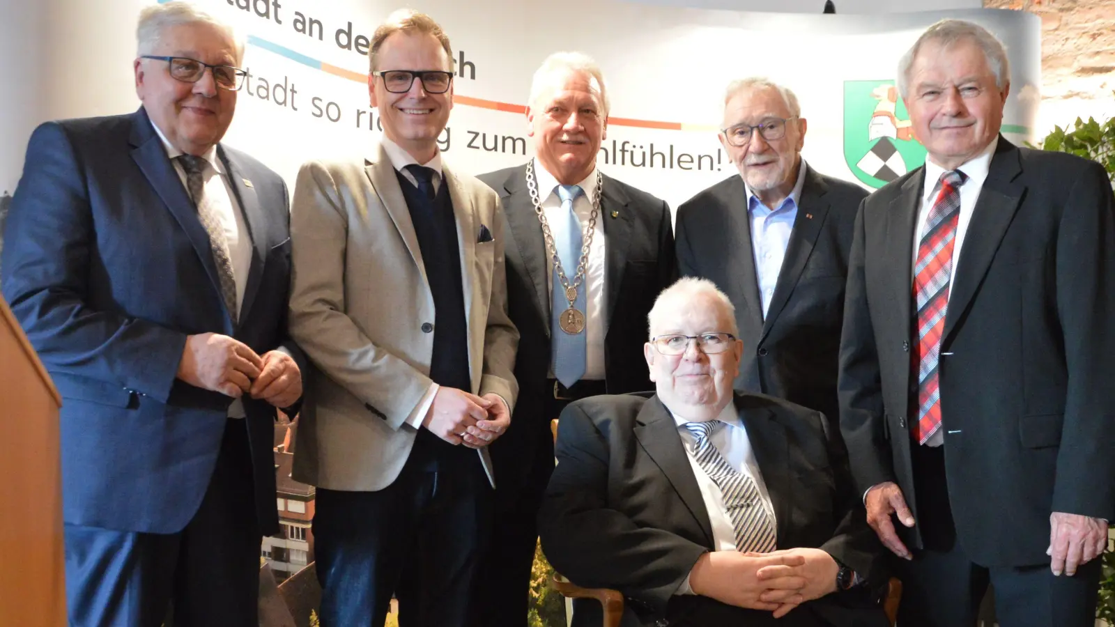 Gratulierten Bernd Schnizlein (vorne, sitzend) zur Goldenen Bürgermedaille (von links): Alt-Landrat Helmut Weiß, Landrat Dr. Christian von Dobschütz, Bürgermeister Klaus Meier, Alt-Bürgermeister Dr. Wolfgang Mück und Alt-Landrat Walter Schneider (Foto: Patrick Lauer)