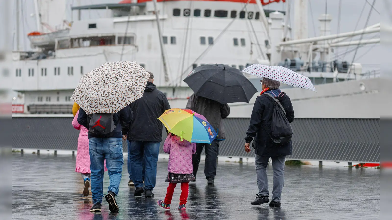 An den Küsten ist auch am Sonntag noch mit Regen und Sturm zu rechnen.  (Foto: Markus Scholz/dpa)