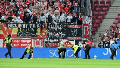 Fans des 1. FC Union werfen beim Spiel gegen den Mainz Tennisbälle auf den Rasen. (Foto: Torsten Silz/dpa)