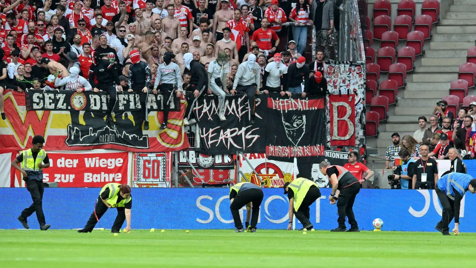 Fans des 1. FC Union werfen beim Spiel gegen den Mainz Tennisbälle auf den Rasen. (Foto: Torsten Silz/dpa)