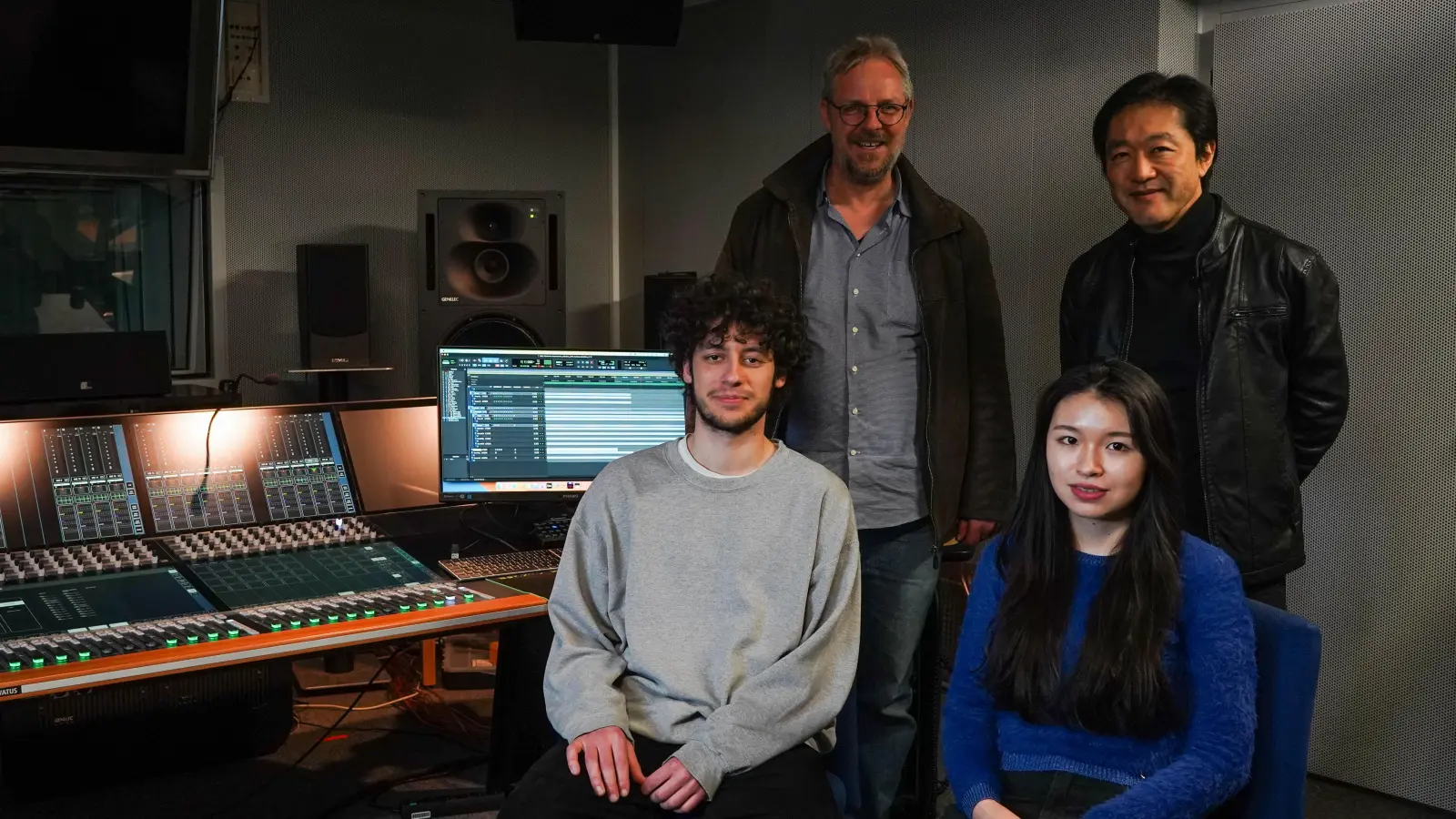 Professor Dr. Cornelius Pöpel von der Hochschule Ansbach und Professor. Suguru Goto von der Tokyo University of Arts (hinten, v.l.n.r.) mit den Studierenden Tizian Seuß und Yasmin Yamashita. (Foto: Celine Schneider)