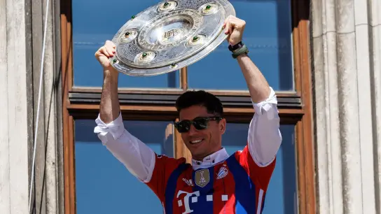 Robert Lewandowski vom FC Bayern München bei der Meisterfeier. (Foto: Matthias Balk/dpa)