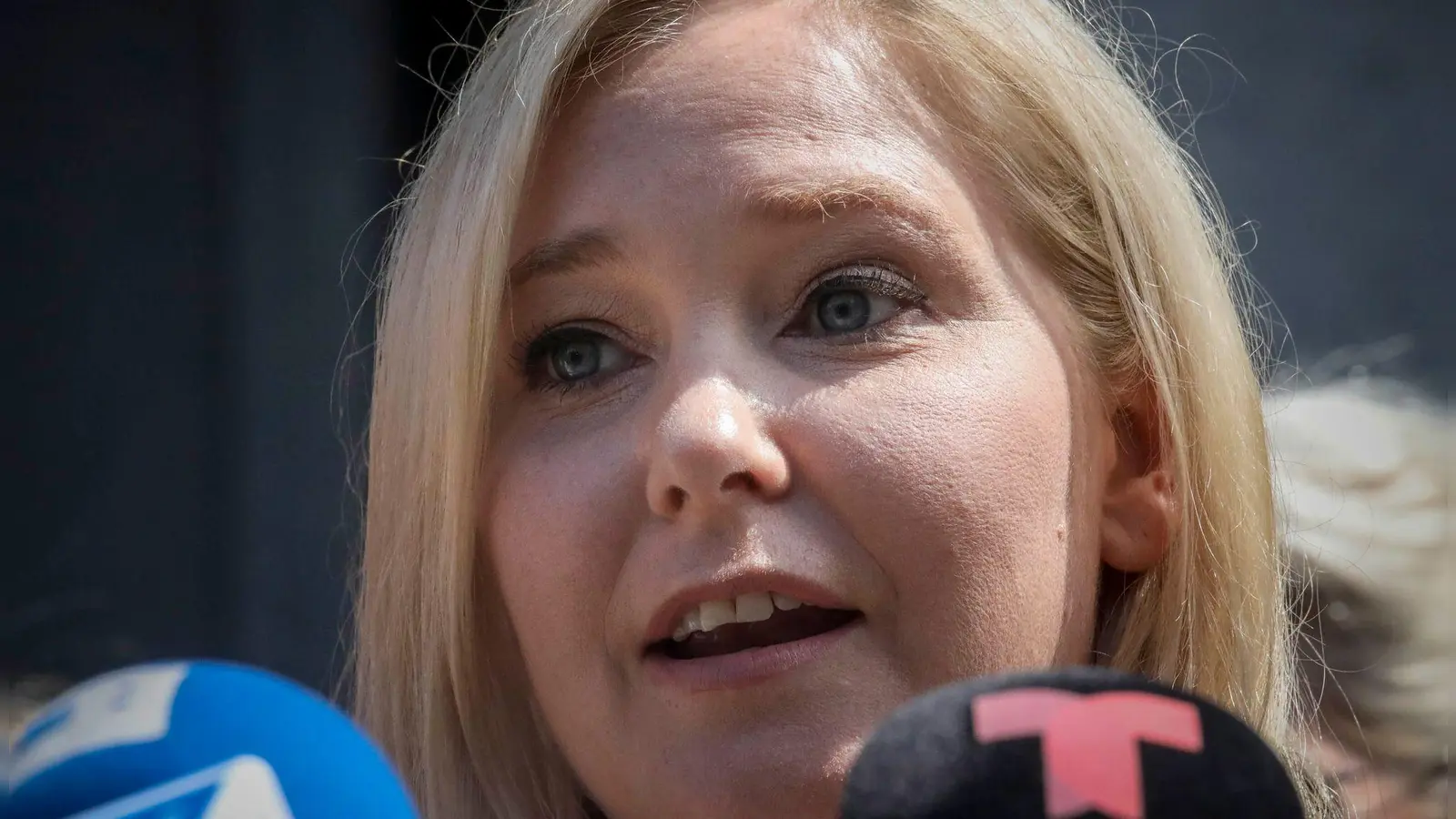 Virginia Giuffre behauptete, von Prinz Andrew als Minderjährige sexuell missbraucht worden zu sein. Bei einer Zivilklage in den USA einigte sie sich mit dem Royal auf einen Vergleich. (Archivbild) (Foto: Bebeto Matthews/AP/dpa)