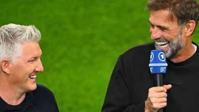 TV-Experte Bastian Schweinsteiger zusammen mit Bundestrainer Jürgen Klopp und ARD-Moderatorin Esther Sedlaczek vor dem Länderspiel gegen Griechenland. (Foto: Tom Weller/dpa)