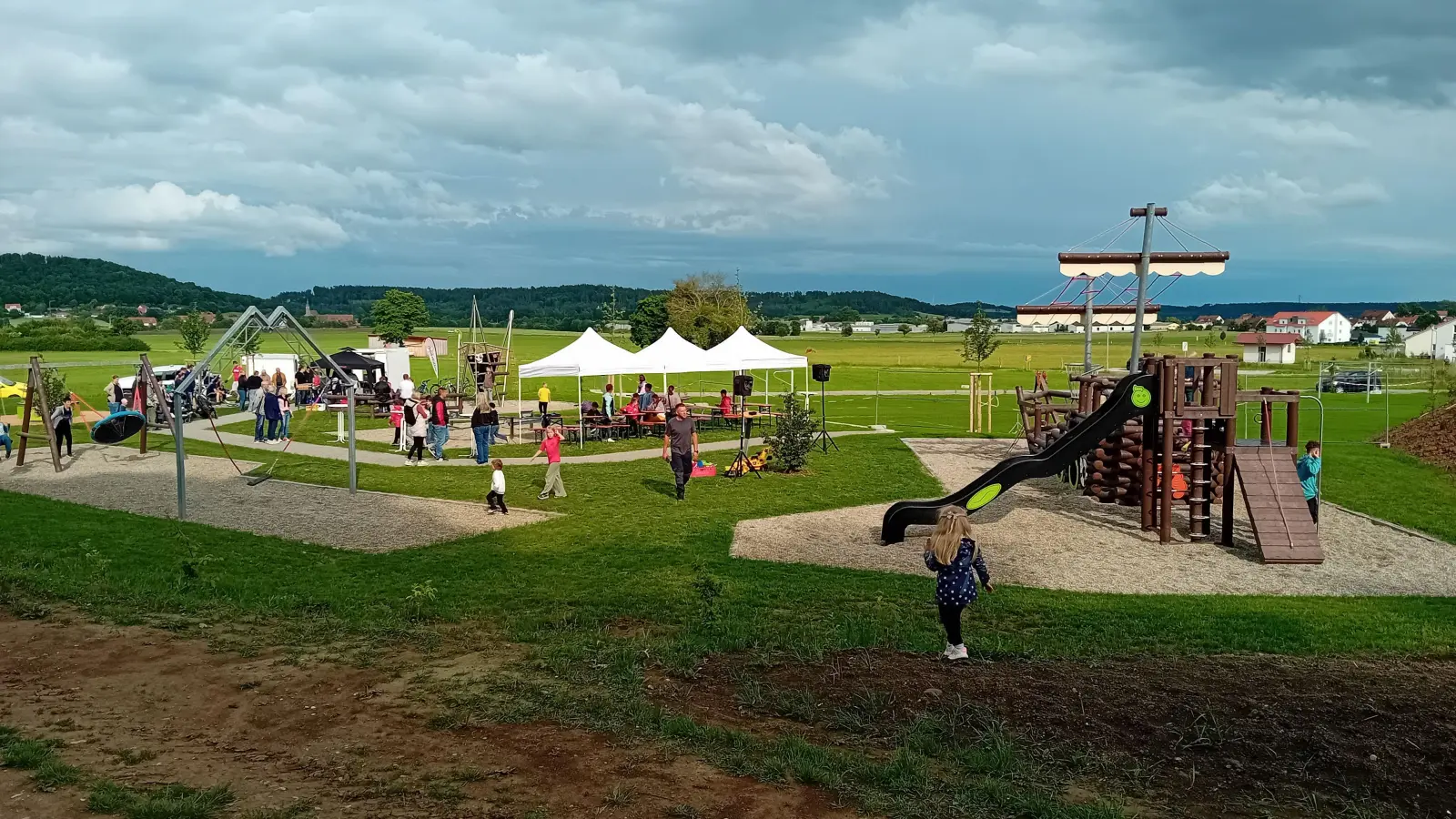 In den neuen Spielplatz am Dombühler Eulenweg flossen erhebliche Investitionen. Die Gerätschaften wurden bei der Einweihung von den Kindern aus- giebig getestet. (Foto: Susanne Landgraf)