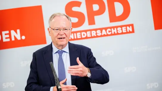 SPD-Spitzenkandidat Stephan Weil bei einer Pressekonferenz in Hannover. (Foto: Michael Matthey/dpa)