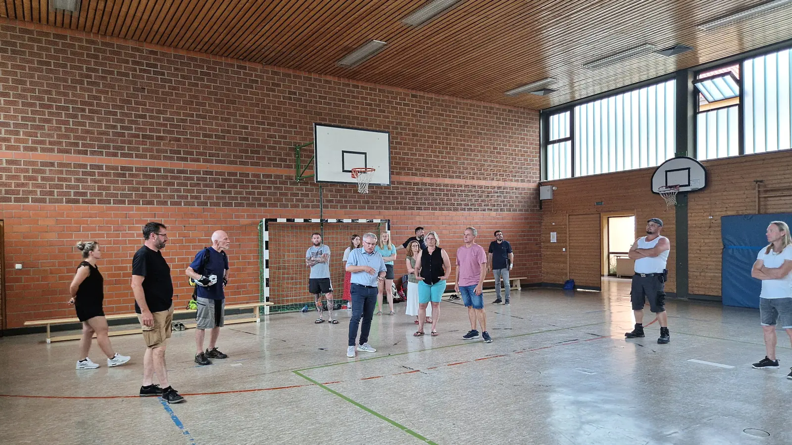 Die Mehrzweckhalle in Flachslanden ist inzwischen stark in die Jahre gekommen. Wo sich überall Probleme zeigen, erfuhren die Gemeinderats-Mitglieder bei einem gemeinsamen Ortstermin mit Vertretern des Sportvereins und der Grundschule. (Foto: Andrea Walke)