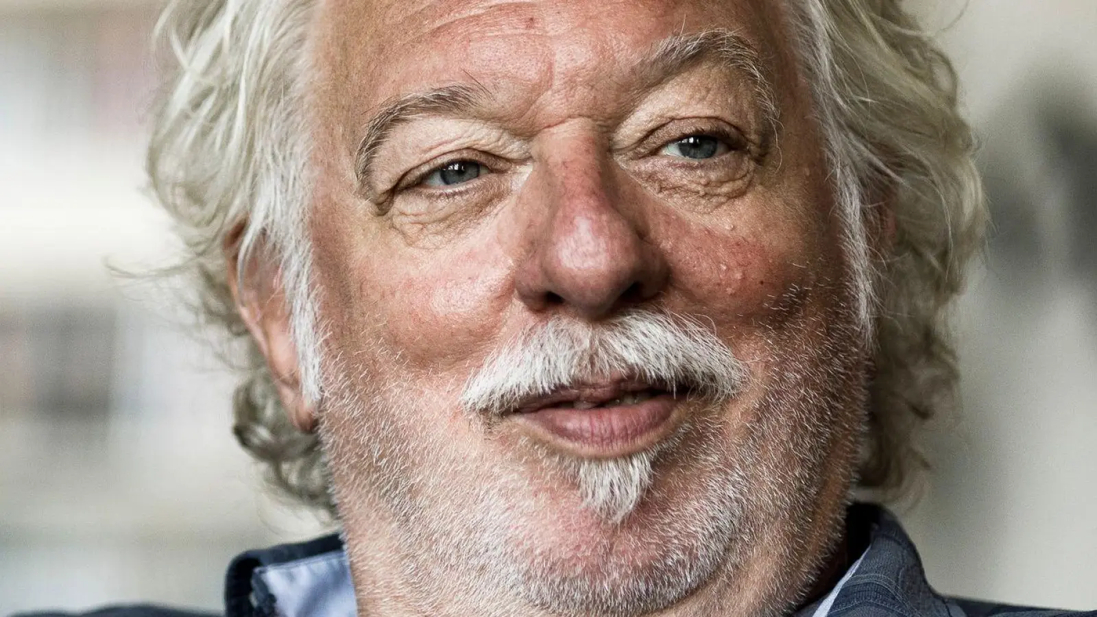 Regisseur Wolfgang Becker drehte 2024 seinen letzten Film: „Der Held vom Bahnhof Friedrichstraße“ (Archivbild). (Foto: Carsten Koall/dpa)