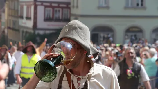 Tief ins Glas schauen durfte bei den Rothenburger Pfingstfestspielen nicht nur der Altbürgermeister bei seinem Meistertrunk.  (Foto: Jürgen Binder)