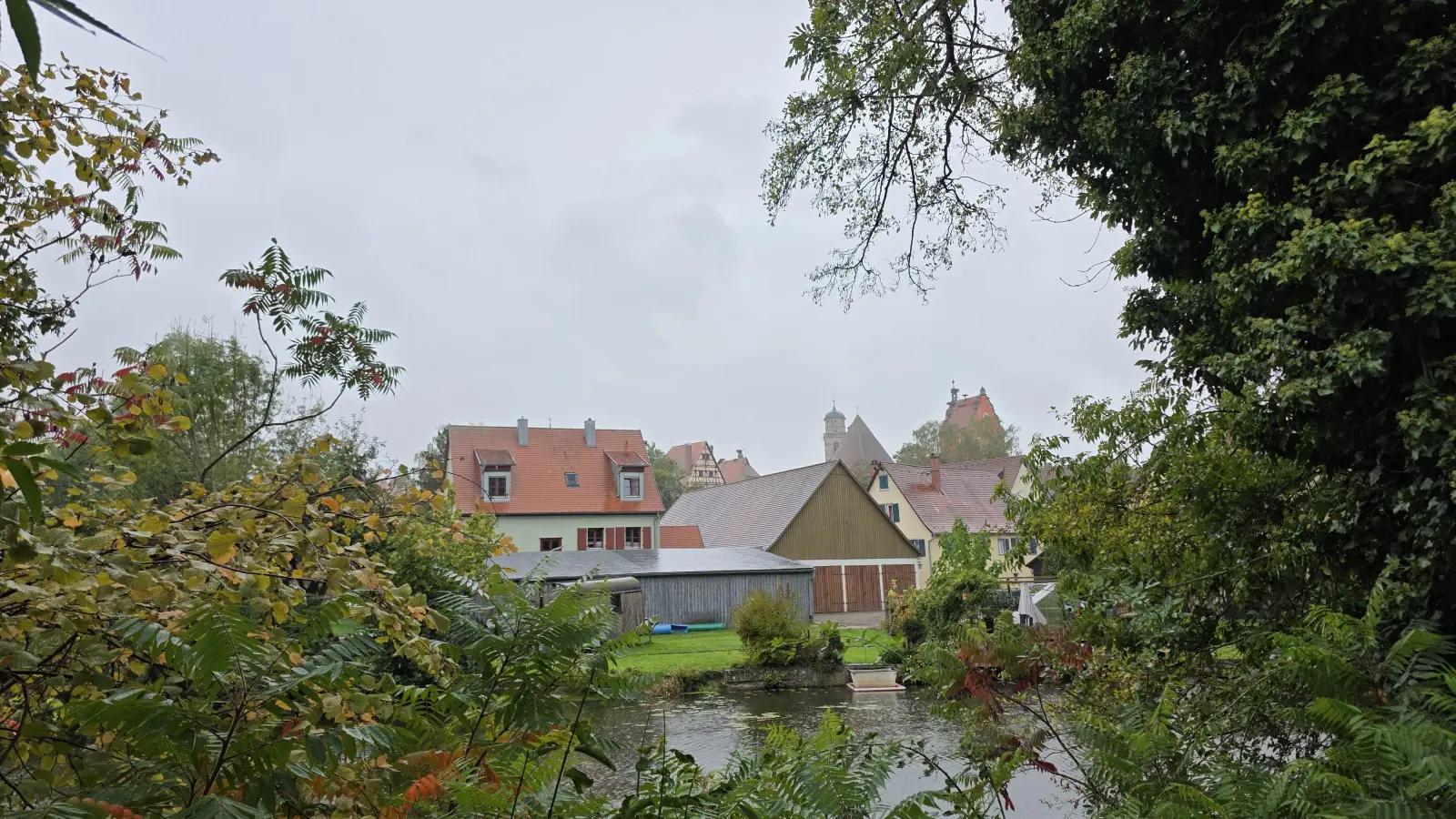 Blick auf die Wörnitzvorstadt. Im Hintergrund markiert der Turm des Münsters das historische Zentrum innerhalb des Mauerrings. Inwieweit die Dachlandschaft der Vorstadt die gleiche Wertigkeit wie die des Kernbereichs hat, darüber wurde im Bauausschuss diskutiert.  (Foto: Markus Weinzierl)