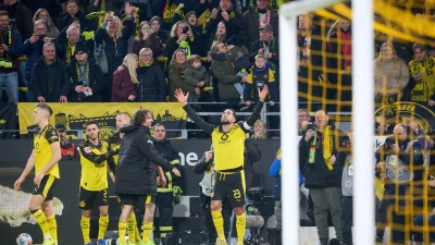 BVB-Kapitän Emre scheint sich bei höheren Mächten für die effiziente BVB-Ausbeute zu bedanken (Foto: Bernd Thissen/dpa)