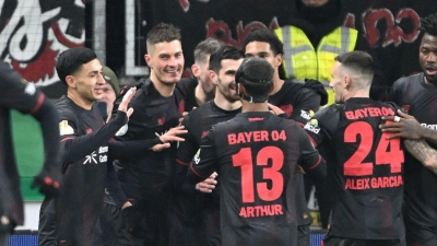 Leverkusens Patrik Schick jubelt mit seinen Mannchaftskollegen über 2:0.  (Foto: Federico Gambarini/dpa)