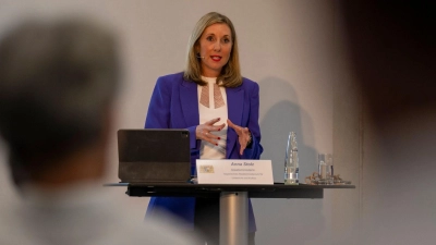 Kultusministerin Anna Stolz sagt, das Kreuz stehe für „Menschenwürde, Toleranz und Nächstenliebe“. (Foto: Lennart Preiss/dpa)