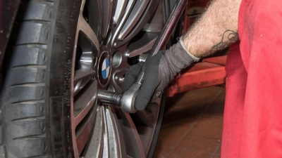 Nach dem Räderwechsel und einer ersten kurzen Fahrt sollten die Schrauben noch einmal nachgezogen werden. Warum diese Empfehlung sinnvoll ist, dürfte jetzt auch einer 30-Jährigen klar sein, von deren Pkw sich während einer Fahrt ein Vorderrad löste. (Symbolbild: Robert Günther/dpa-tmn/dpa)