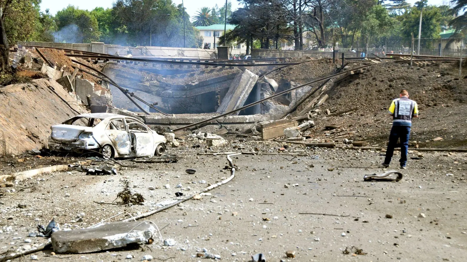 Ein Gastankwagen ist auf einer Brücke in Flammen geraten. Mehrere Menschen wurden getötet oder verletzt. (Foto: Hein Kaizer/AP/dpa)