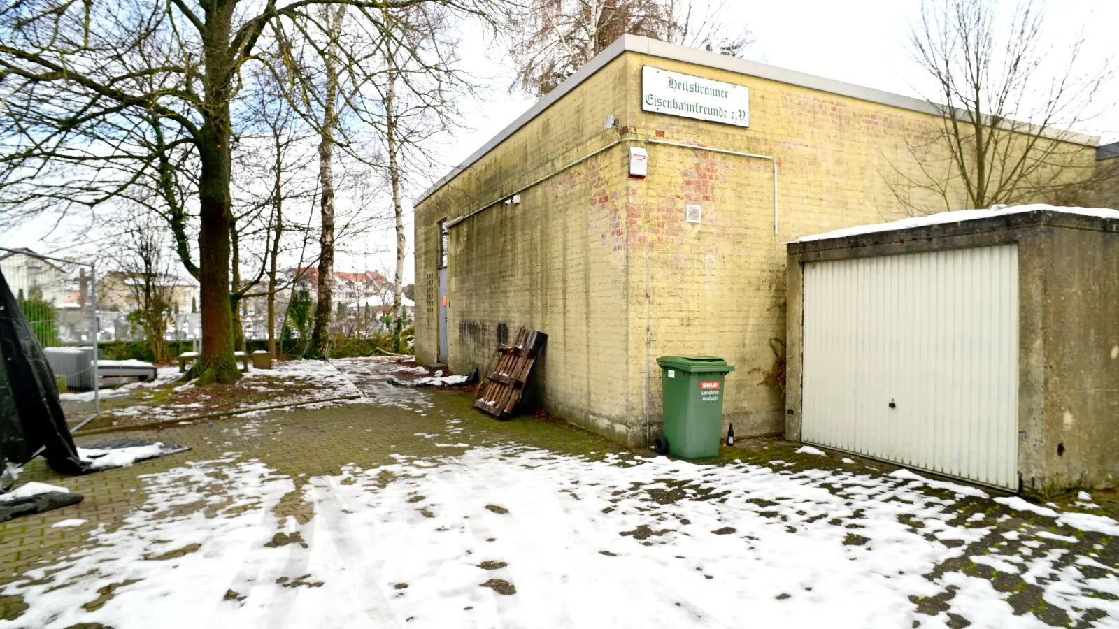 Im Hinterhof des alten Postamtes steht das „Gleis II“, hinter den Bäumen beginnt der Heilsbronner Friedhof. (Foto: Jim Albright)