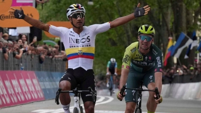 Verpasste auf der ersten Giro-Etappe knapp den Sieg: Maximilian Schachmann (r). (Foto: Gian Mattia D'Alberto/LaPresse/AP/dpa)