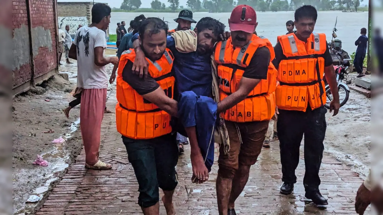 In der bevölkerungsreichsten Provinz Punjab mussten Zehntausende Menschen ihre Dörfer verlassen. (Foto Handout) (Foto: Uncredited/Pakistan's National Disaster Management Authority via AP/dpa)