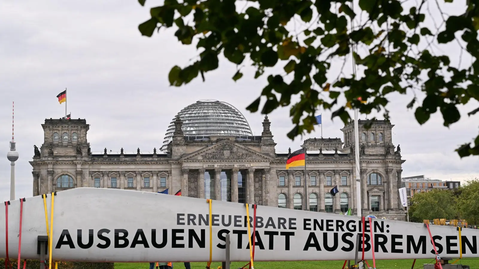 Unter dem Motto „Erneuerbare Energien: Ausbauen statt Ausbremsen“ haben Unternehmen und Verbände der Erneuerbaren-Branche im Berliner Regierungsviertel demonstriert.  (Foto: Soeren Stache/dpa)