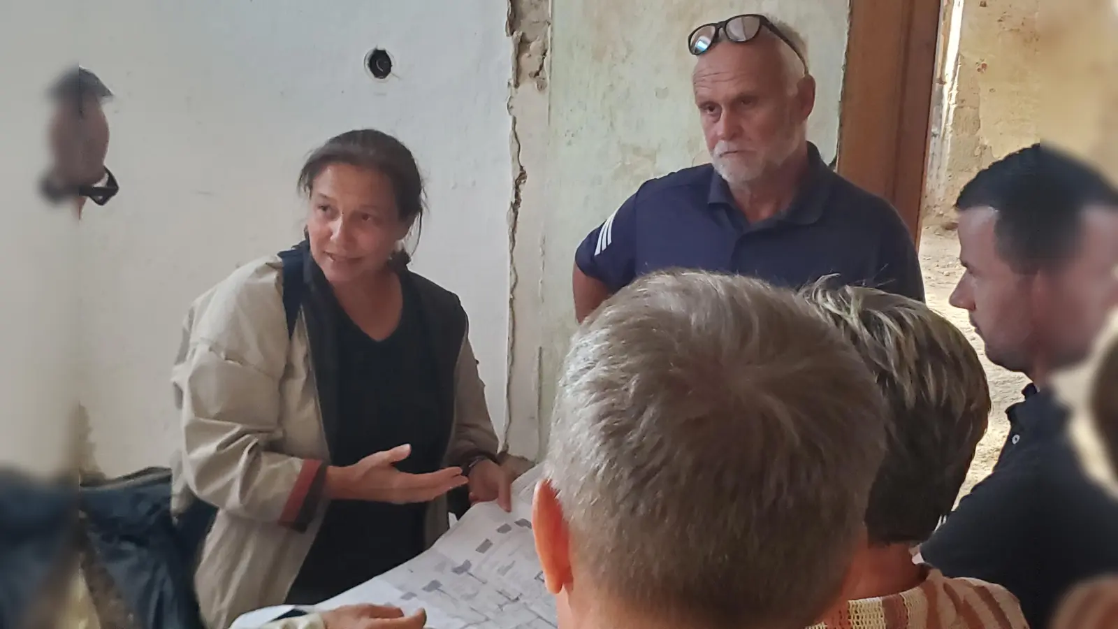 Im Innern der Schlossgaststätte wurde Architektin Luise Fröhlich noch einmal ausführlich zu dem Umbau in eine Kita befragt. (Foto: Ulli Ganter)