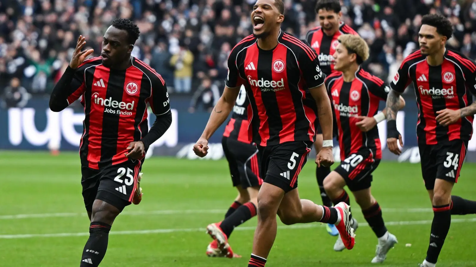 Frankfurts Arnaud Kalimuendo (l) traf sehenswert zum Sieg. (Foto: Florian Wiegand/dpa)