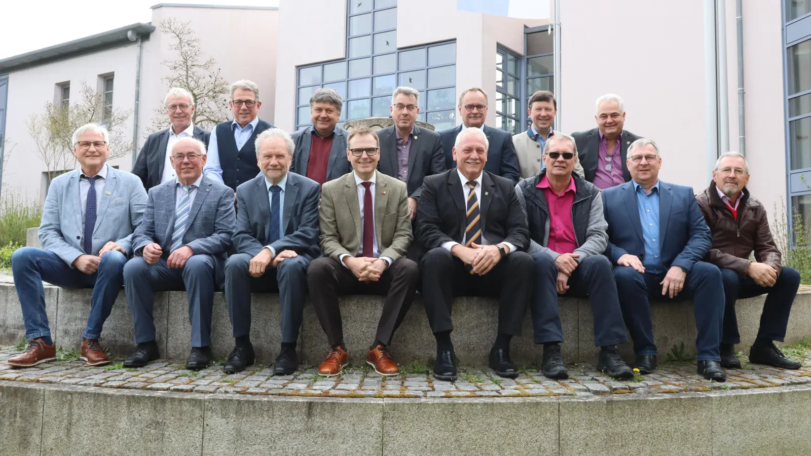 Die scheidenden Bürgermeister im Landkreis mit Landrat Dr. Christian von Dobschütz (vorne, Vierter von links), der damit auch seinen Hut vor „mehr als 200 Jahren geballter Kommunalpolitik” zog. (Foto: Landratsamt/Volker Raab)