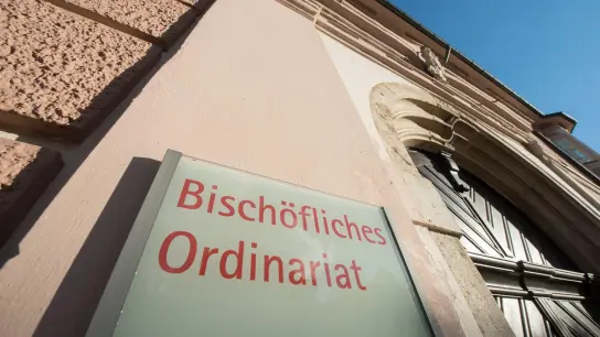 „Bischöfliches Ordinariat“ steht auf einem Schild der Diözese Eichstätt. (Foto: Armin Weigel/dpa/Archivbild)