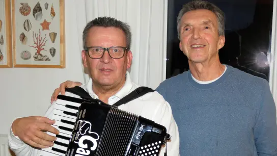 Musiker Norbert Knorr (links) spielt am Sonntag für einen guten Zweck in seinem Heimatort Ohrenbach auf. Eingefädelt hat die Benefizveranstaltung zu Gunsten der Kirchensanierung Harald Klenk. (Foto: Karl-Heinz Gisbertz)