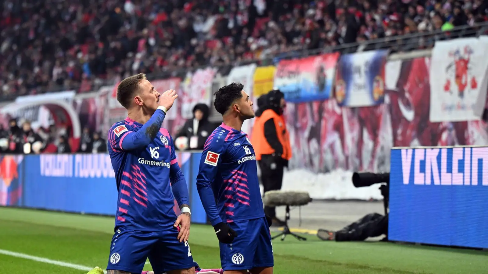 Nadiem Amiri (r) und Phillip Tietz feiern sich für den Ausgleich. (Foto: Jennifer Brückner/dpa)
