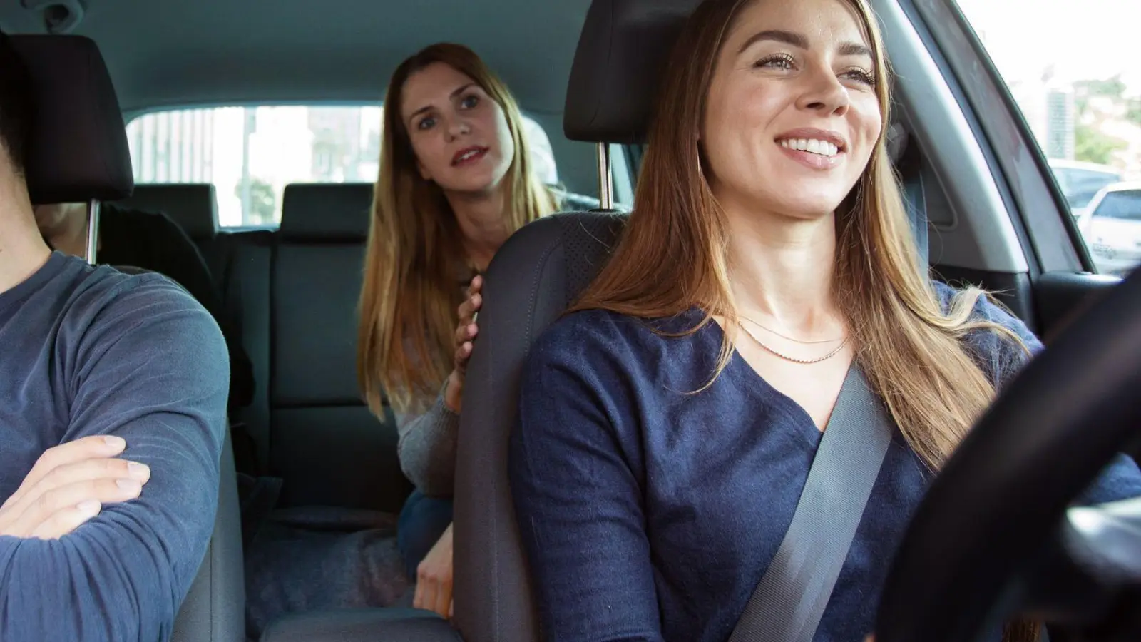 Kurz mal abschalten: Wer für seine Arbeitsstrecke Fahrgemeinschaften bildet, kann zumindest zeitweise einen kleinen Powernap machen oder die Zeit mit netten Gesprächen verkürzen. (Foto: Christin Klose/dpa-tmn)