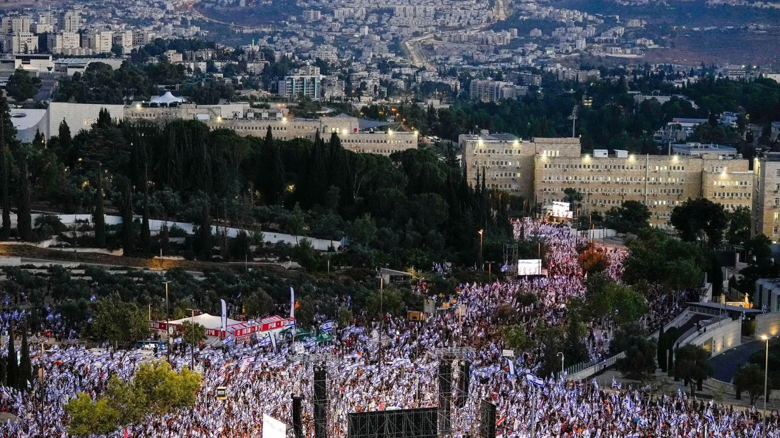 Israelis protestieren vor dem Parlament in Jerusalem gegen den geplanten Umbau der Justiz. (Foto: Ohad Zwigenberg/AP)