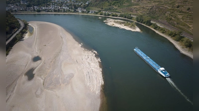Die niedrigen Wasserstände am Rhein behindern den Transport von Öl und Sprit - das treibt die Preise. (Archivbild) (Foto: Thomas Frey/dpa)