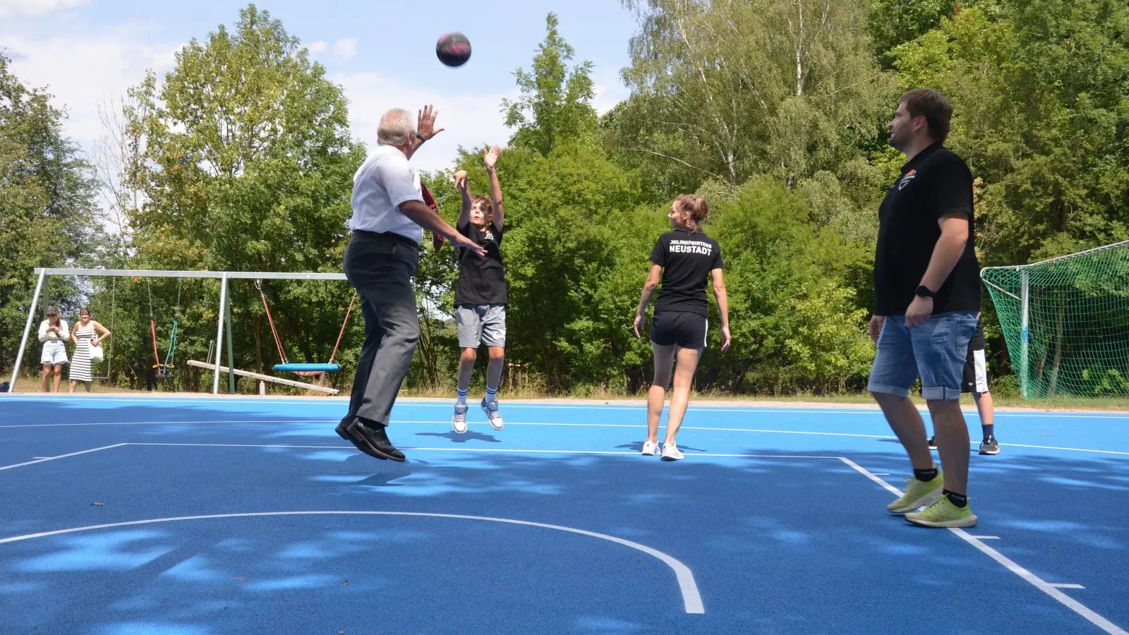 Vollen Einsatz zeigte Bürgermeister Klaus Meier beim Einweihungsspiel – auch beim Versuch, den Wurf seines dynamisch-jugendlichen Gegenspielers zu blocken. Rechts Stadtrat David Muck; mit dem Rücken zur Kamera, aber fokussiert auf den Ball, steht Lisa Rupp. (Foto: Patrick Lauer)