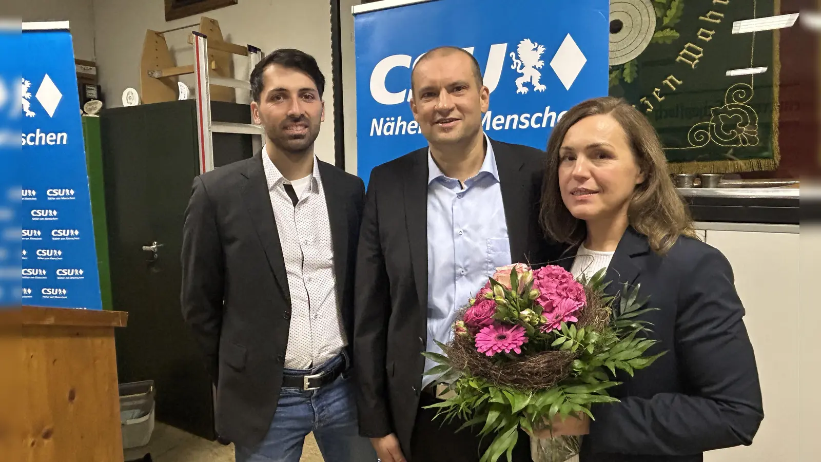Will ein Kandidat für alle Menschen in Schopfloch sein: Matthias Scheuer (Mitte), hier mit Ehefrau Natalie und dem stellvertretenden CSU-Ortsvorsitzenden Friedrich Grimm. (Foto: Florian Pöhlmann)