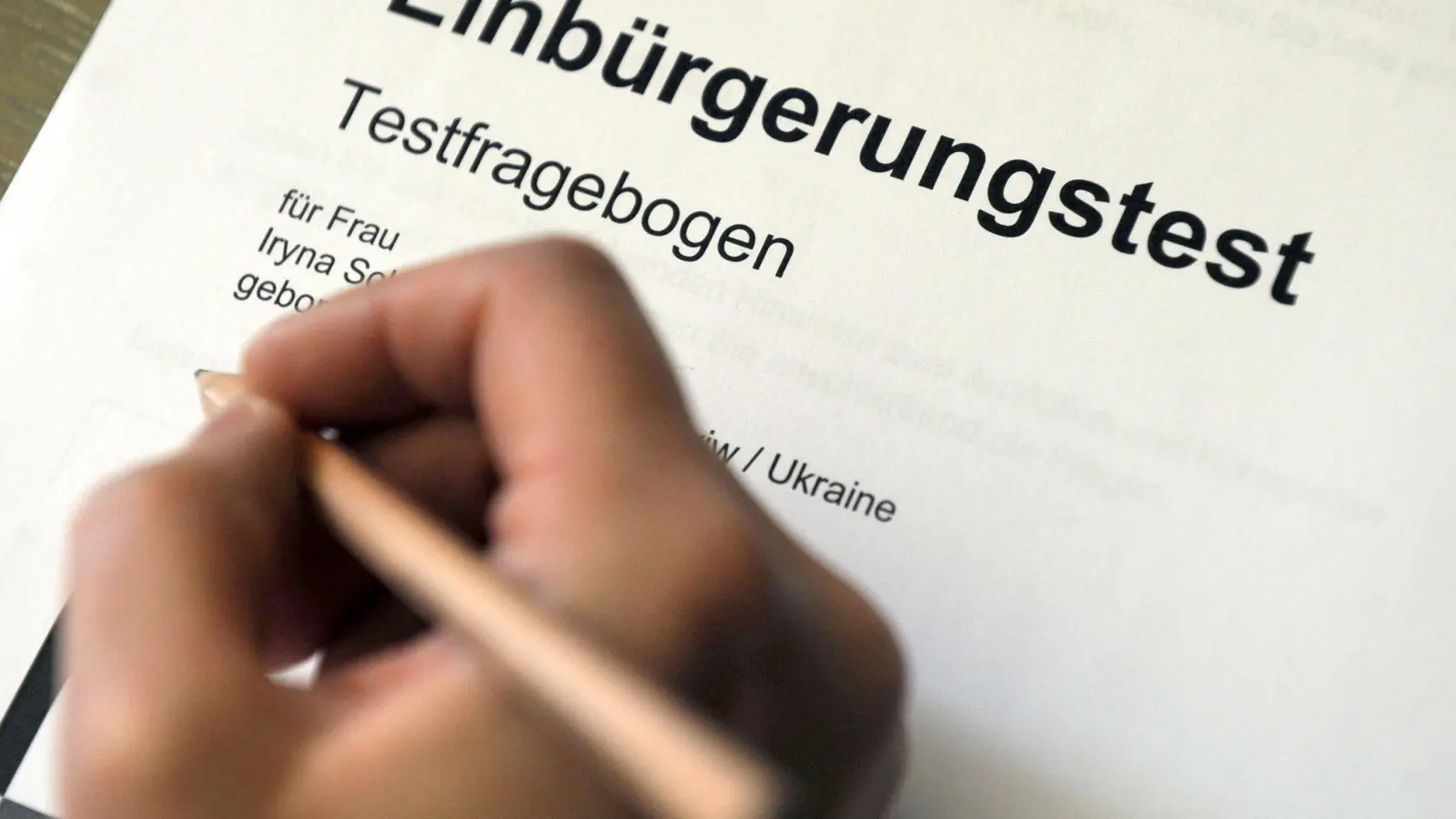 Erfolgreich absolvierte Sprachtests werden nicht nur für die Einbürgerung verlangt, sondern in vielen Fällen auch für den Familiennachzug. (Symbolbild) (Foto: Uli Deck/dpa)