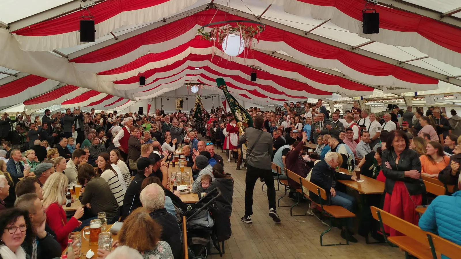Im Festzelt ist für beste Stimmung gesorgt. (Foto: Christian Treffer)
