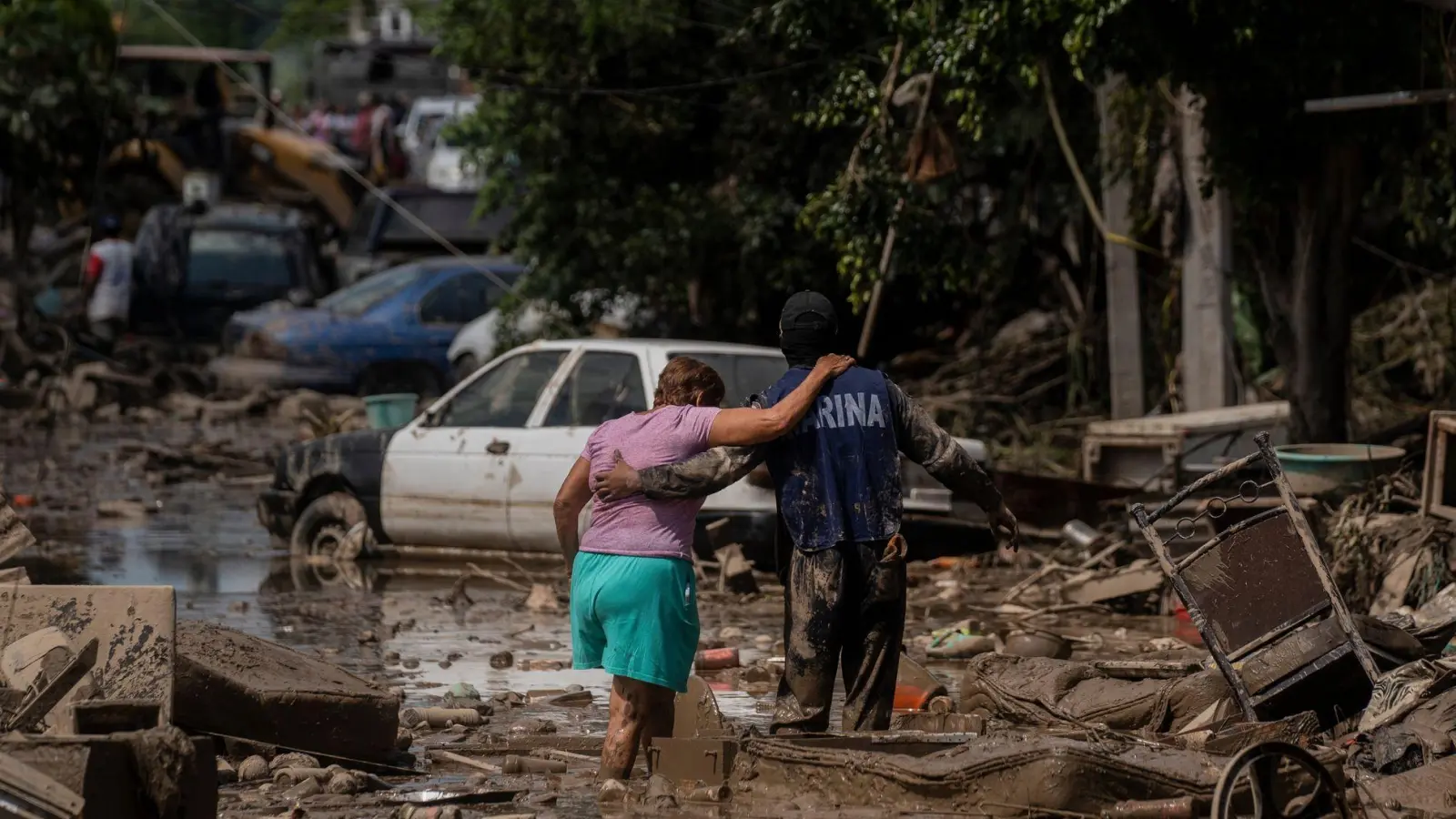 Wegen Überschwemmungen und Erdrutschen sind viele Ortschaften von der Außenwelt abgeschnitten.  (Foto: Felix Marquez/AP/dpa)