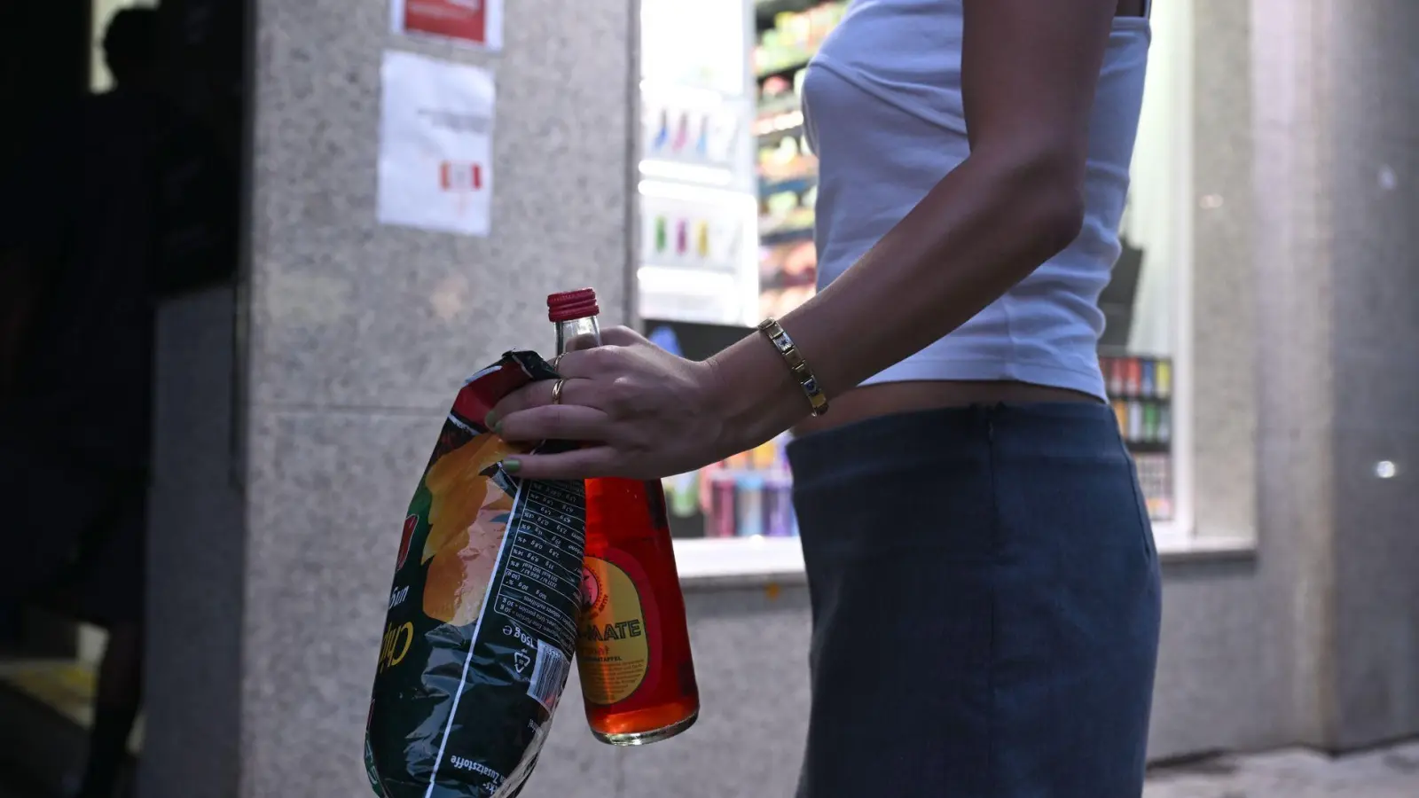 Eine Tüte Chips - die kann man an Kiosken im Münchner Univiertel nur noch bis 20.00 Uhr kaufen, auch wenn diese länger geöffnet haben. (Foto: Felix Hörhager/dpa)