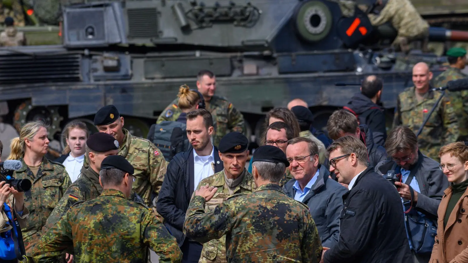 Bundesverteidigungsminister Boris Pistorius (SPD, 4.v.r) und sein dänischer Amtskollege Troels Lund Poulsen (3.v.r) sprechen mit Bundeswehrsoldaten. (Foto: Klaus-Dietmar Gabbert/dpa)