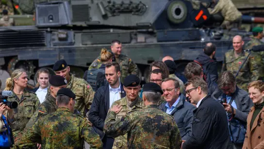 Bundesverteidigungsminister Boris Pistorius (SPD, 4.v.r) und sein dänischer Amtskollege Troels Lund Poulsen (3.v.r) sprechen mit Bundeswehrsoldaten. (Foto: Klaus-Dietmar Gabbert/dpa)