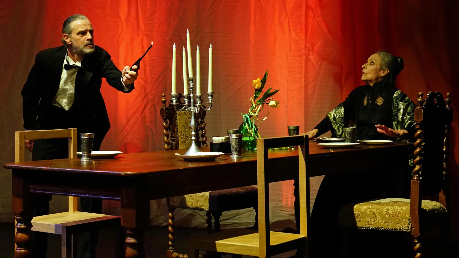 Schaut nach „Dinner for One aus” in Farbe aus – und ist es auch: Nicole Schneider als Miss Sophie und Frank Siebenschuh als Butler James steuerten zur Silvestergala des Ansbacher Theaters den Sketchklassiker bei. (Foto: Elke Walter)