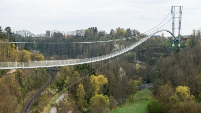 Die 606 Meter lange Fußgängerhängebrücke „Neckarline“ spannt sich in 60 Metern Höhe über den Fluss. (Foto: Silas Stein/dpa/dpa-tmn)