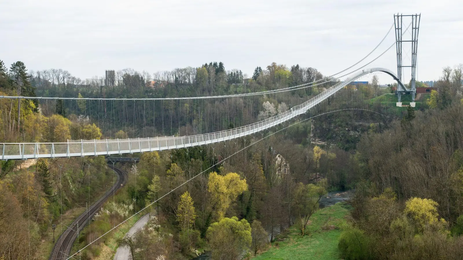 Die 606 Meter lange Fußgängerhängebrücke „Neckarline“ spannt sich in 60 Metern Höhe über den Fluss. (Foto: Silas Stein/dpa/dpa-tmn)