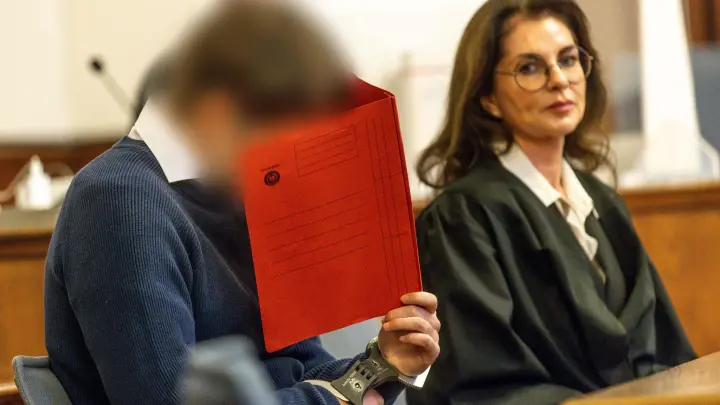 Zu Prozessbeginn im Landgericht Dortmund sitzt der Angeklagte neben seiner Verteidigerin  Ina Klimke im Gerichtssaal. (Foto: Dieter Menne/dpa)