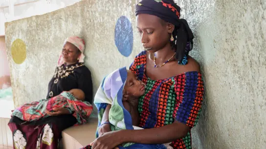 Burkina Faso: Eine Mutter (r.) hält ihren zweijährigen Sohn, der wegen Unterernährung mit einer Magensonde behandelt wird. (Foto: Sam Mednick/AP/dpa)